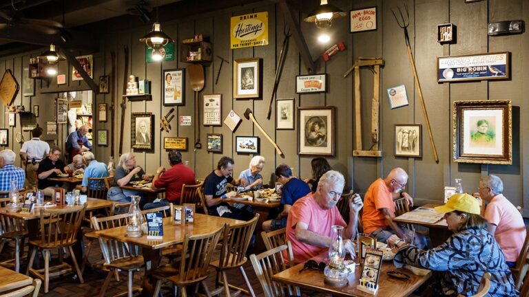 Клиенты Cracker Barrel возмущены реставрацией, а работники нашли 1 000-летние древние захоронения