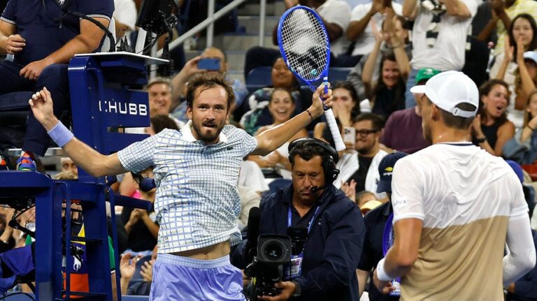 Медведев оштрафован на крупную сумму после эмоциональной разборки на US Open