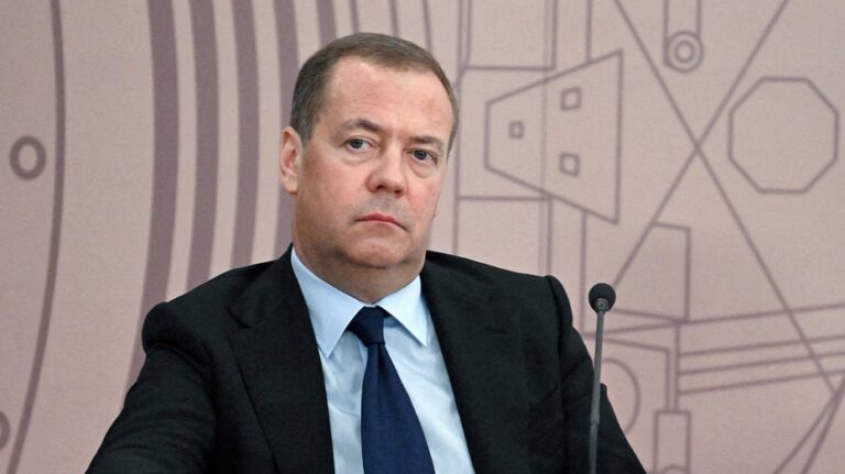 Медведев раскритиковал Европу за провал в игре против Трампа после встречи Зеленского в Белом доме