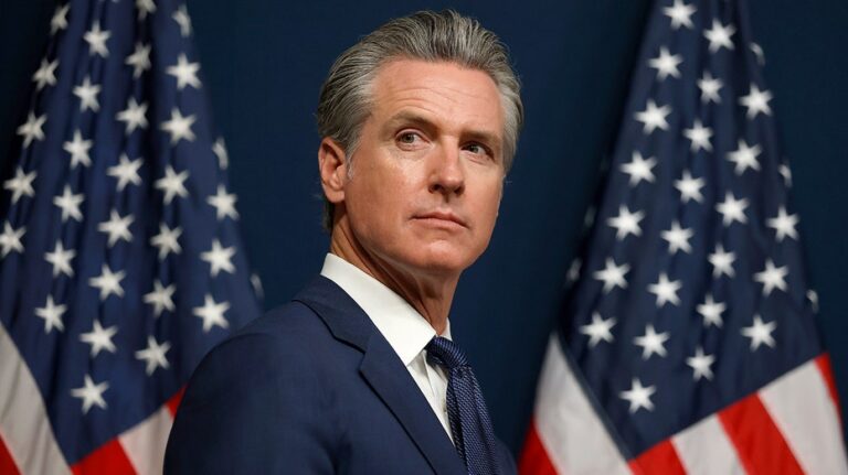 Гэвин Ньюсом намекает на выпуск сатирической монеты, посвященной Трампу и его коррупции