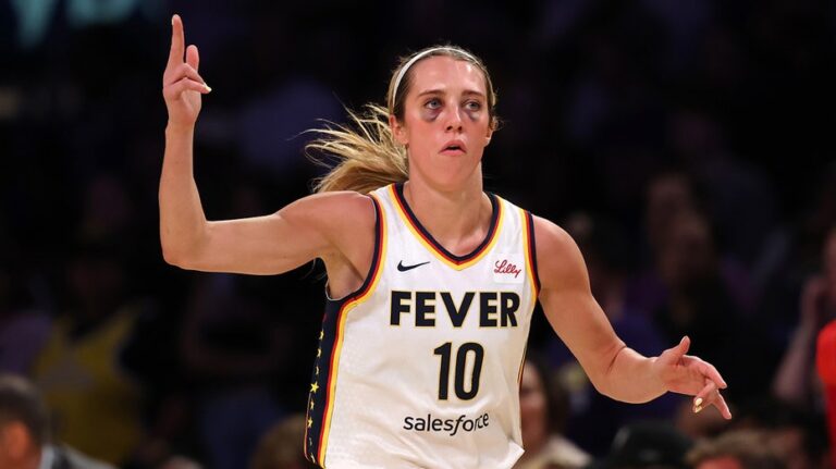Игроки Indiana Fever получили синяки после столкновения во время матча WNBA