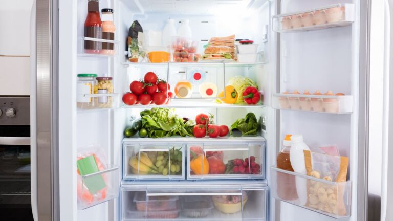 Почему стоит избавляться от лишней упаковки перед тем, как положить продукты в холодильник