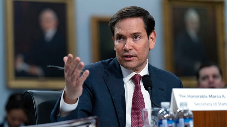 Сенатор Марко Rubio шутливо предложил запретить свадьбы в выходные дни футбольного сезона