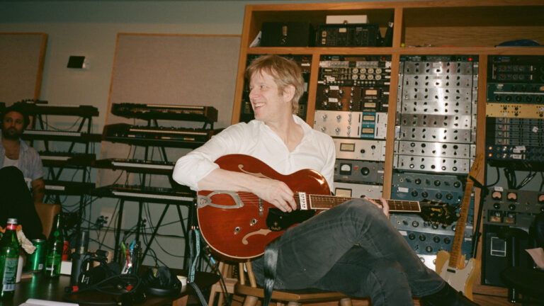 Spoon радует поклонников новыми синглами «Chateau Blues» и «Guess I’m Fallin in Love»