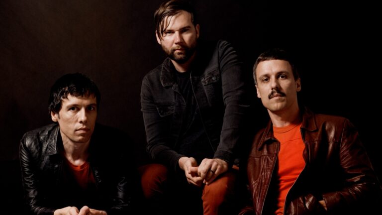 The Cribs возвращаются с долгожданным альбомом «Selling a Vibe» и новым синглом «Summer Seizures»