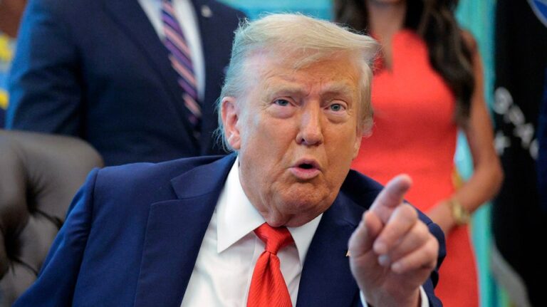 Трамп превращает правительство в мажорного акционера Intel, вызывая споры о роли государства в бизнесе