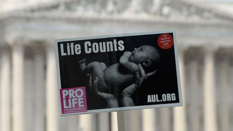 Суд рассматривает дело о возможных штрафах в миллиард долларов против Planned Parenthood