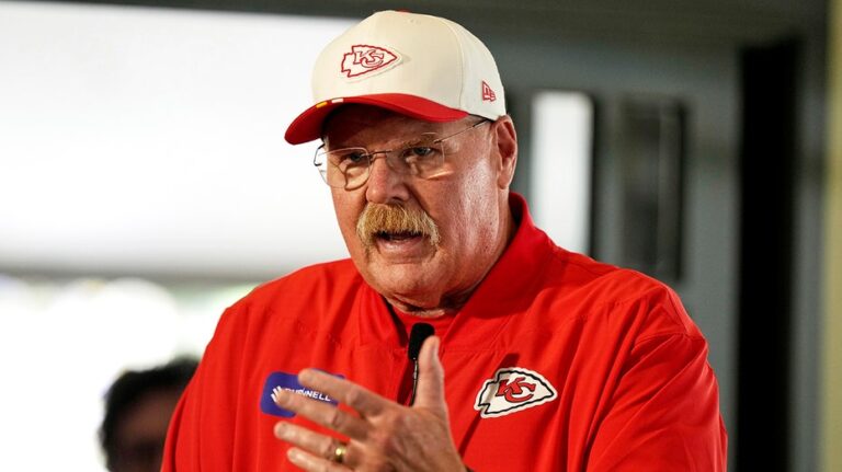 Тренер Chiefs выразил недоумение по поводу нерешительности NFL в ситуации с Тейаром Тартом и Трисом Келсе