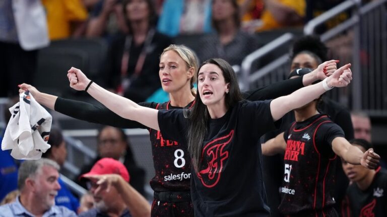 Бывшие звезды Indiana Fever выражают протест на стороне во время плей-офф, привлекая внимание к судьбе команды