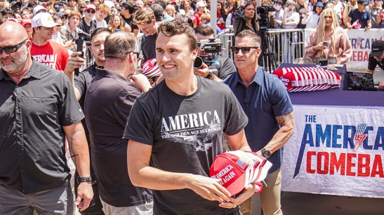 Конгресс планирует присудить посмертно медаль за заслуги Charlie Kirk — символ американского героя