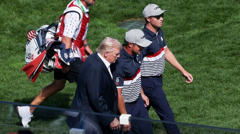 Трамп поддержал Брайсона ДеШамбо на Райдър-Кап в Бетпейдж, вызвав оживлённую реакцию публики