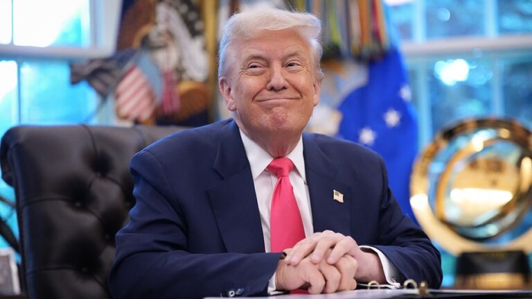 Политическая борьба 2025 года: Трамп остается в центре внимания, несмотря на отсутствие в бюллетене