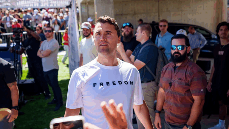 В очереди на футболе: фанаты собираются за футболки с символикой Charlie Kirk в поддержку свободы