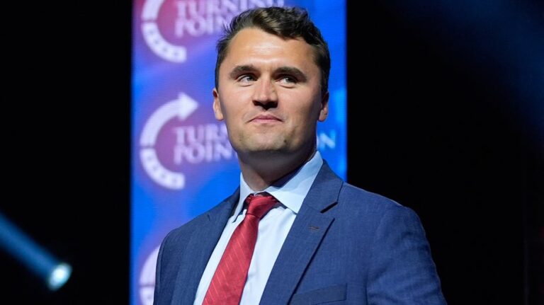 Мемориальная церемония памяти создателя Turning Point USA Чарли Кирка собрала сотни тысяч сторонников и известных политиков