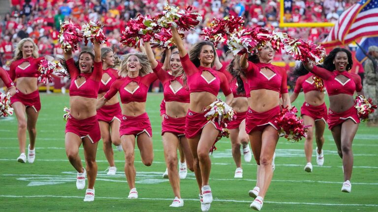 Яркое выступление болельщиц Kansas City Chiefs в сезоне 2025 года