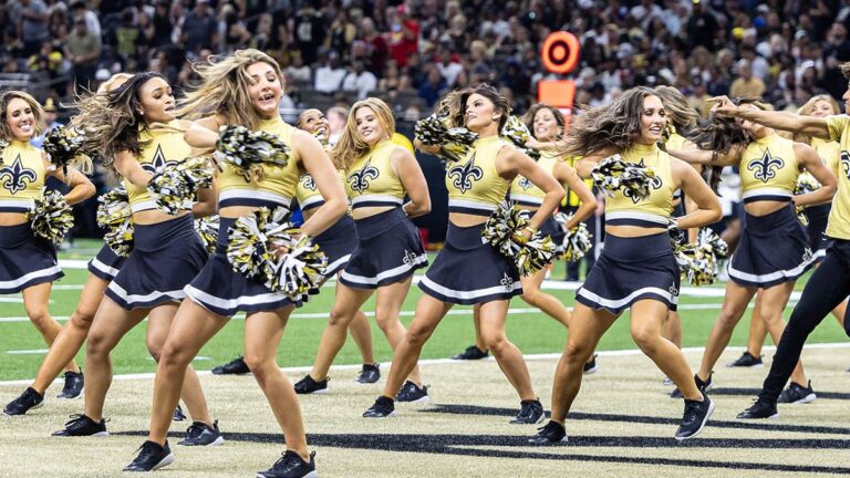 Групповые выступления болельщиц New Orleans Saints в сезоне 2025 года