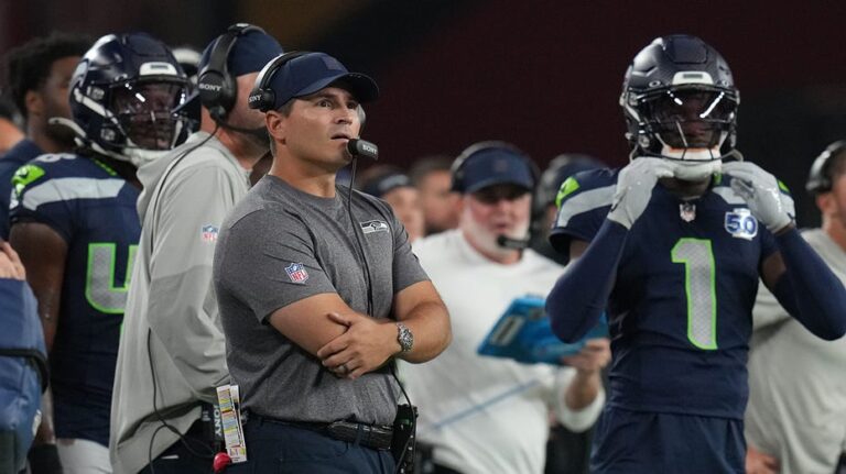 Непредсказуемый момент: как собственный игрок стал причиной потери мяча у Seahawks