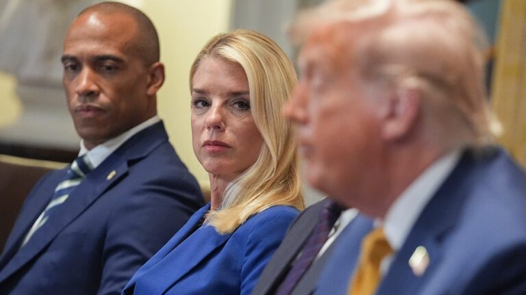 Трамп требует немедленного преследования своих оппонентов и критикует действия генпрокурора