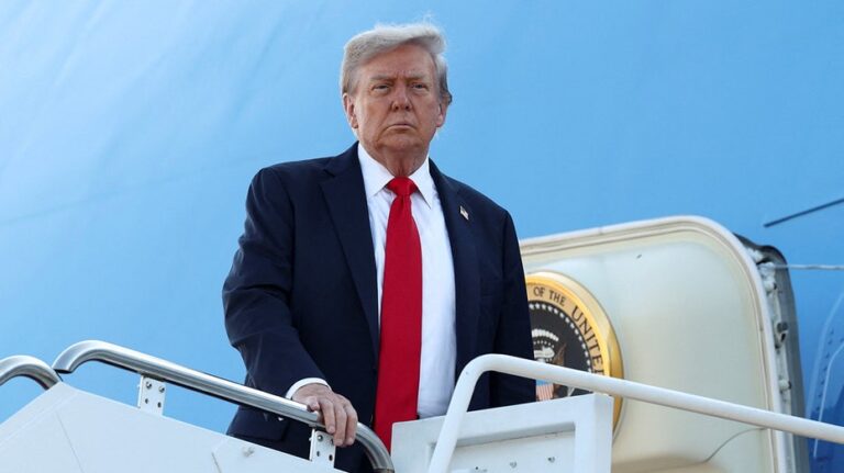 Администрация Трампа готовится к массовым увольнениям в случае остановки работы правительства