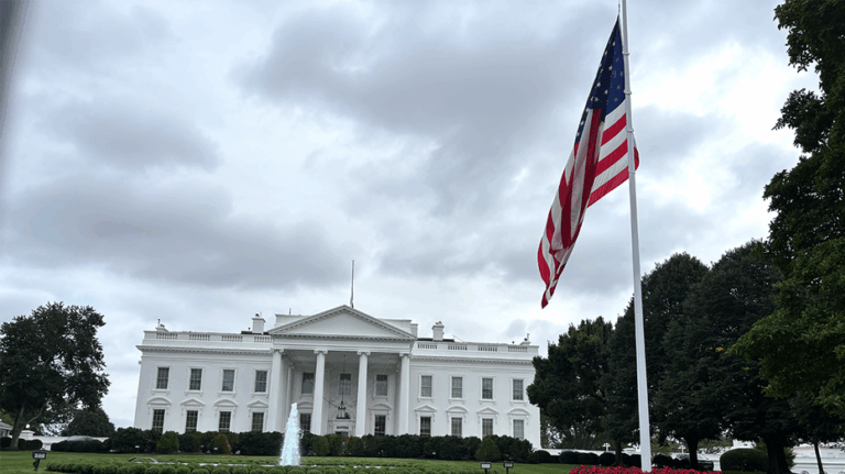 Президент Трамп отдал приказ о понижении флагов в память о Чарли Кирке
