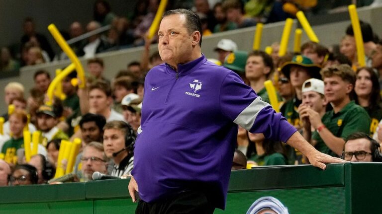 Тренер баскетбольной команды Тарлтонского университета Billy Gillispie временно отстранён после анонимной жалобы