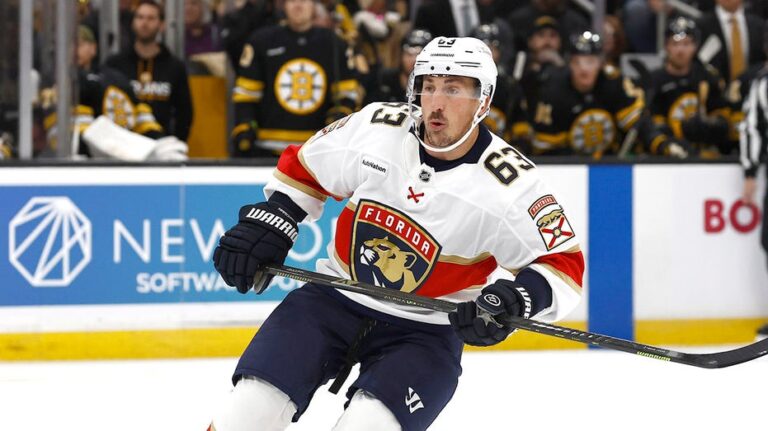 Звезда Флорида Пантерс покидает команду, чтобы поддержать юношескую хоккейную команду друга после трагедии