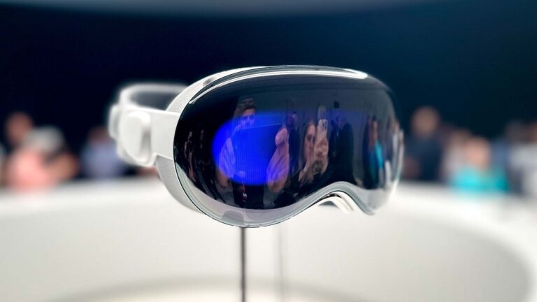 Apple отказывается от разработки облегчённой версии Vision Pro в пользу умных очков