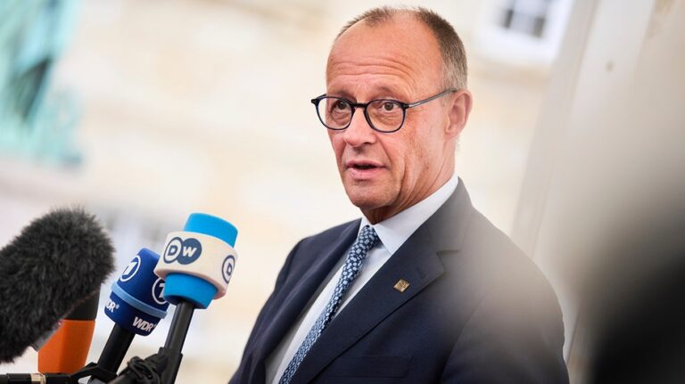 Министр внутренних дел Германии заявил о страхе граждан перед мигрантами и защитил свои слова