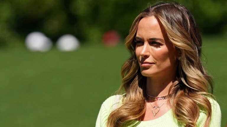Жена звезды LIV Golf Брукса Коупки — Джена Симс — поделилась горькой новостью о потере беременности