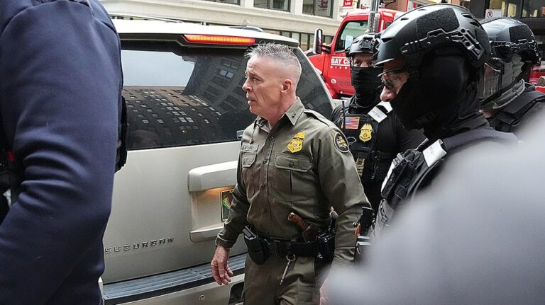 Суд отменил ежедневные отчёты начальника пограничной службы о рейдах в Чикаго