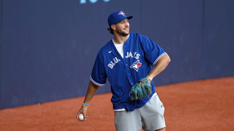 Биллс вызвали споры после поддержки команды из Торонто в плей-офф MLB