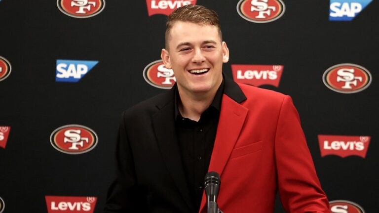 Мак Джонс из Сан-Франциско 49ers объяснил свою страсть к костюмам в день игры: «Я иду на работу»