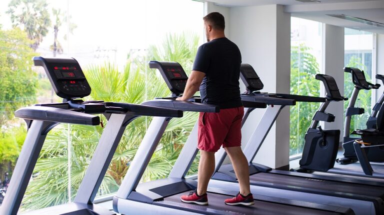 Почему ходьба задом может продлить жизнь и помочь восстановиться после травм