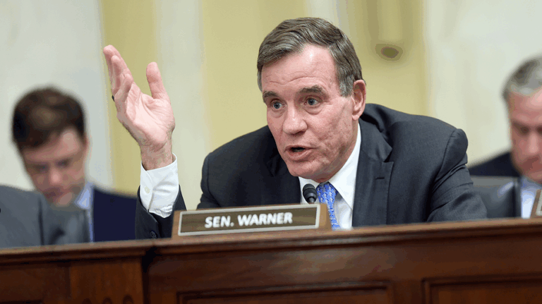 Сенатор Ворнер раскритиковал администрацию Трампа за исключение демократов из секретных брифингов по морским операциям