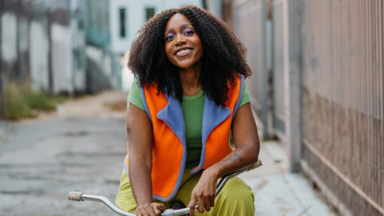 Noname анонсирует новый проект Cartoon Radio с ярким синглом «Hundred Acres»