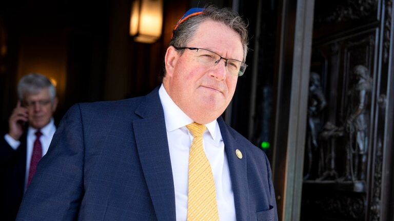 Флоридаский конгрессмен намерен запретить соцпомощь для нелегальных иммигрантов и депутатов с двойным гражданством