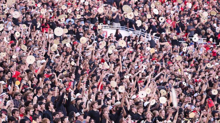 Вскрыта опасная инцидент на матче Kansas против Texas Tech: кем и зачем был брошен нож?