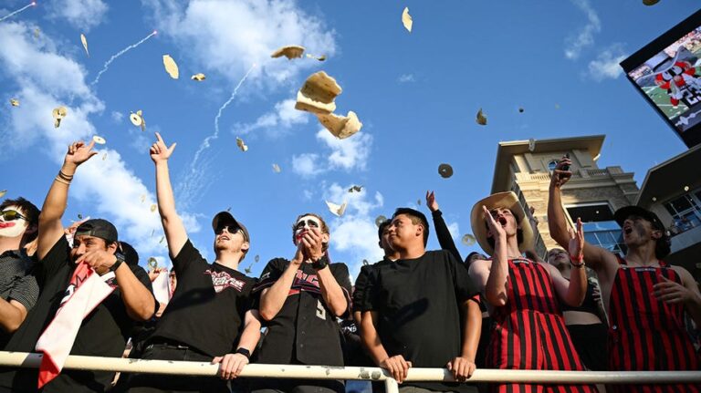Texas Tech запрещает традицию бросания тортильи на футбольных матчах