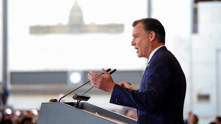 Нью-Йоркский демократ нарушает партийные установки, поддерживая Куомо в борьбе за пост мэра