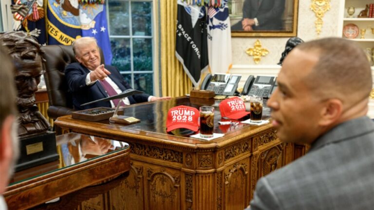 Трамп шутит с демократами, демонстрируя шапки с надписью «Trump 2028» в Овальном кабинете перед возможным правительственным кризисом