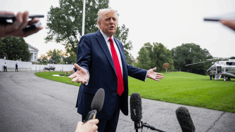 Трампу обвинения в ответственности за остановку правительства и возможные массовые увольнения