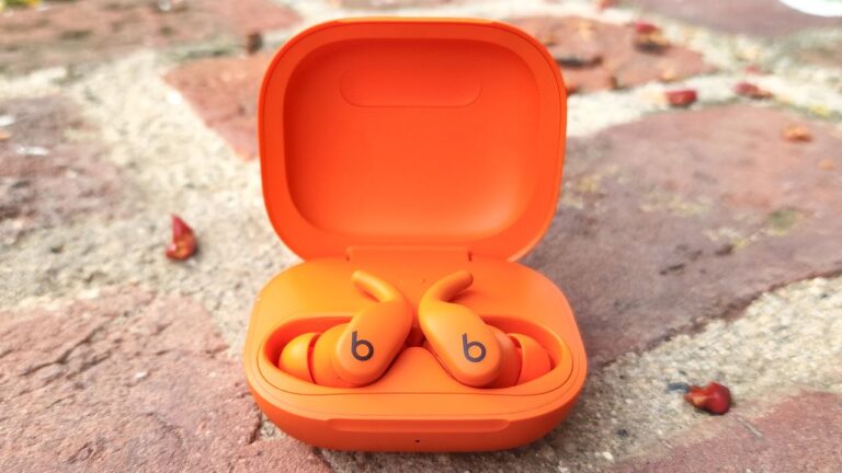 Обзор новых Powerbeats Fit — надежные наушники для тренировок