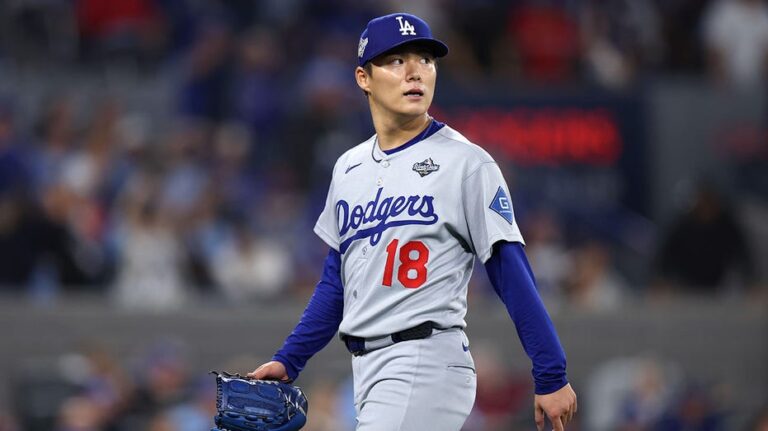 Японский питчер Yoshinobu Yamamoto установил рекорд MLB, повторив подряд две полные игры в постсезоне