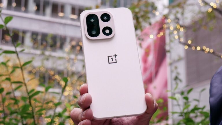 OnePlus 15: революционный флагман с уникальными функциями и рекордной автономностью