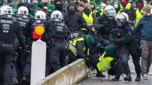 В Германии произошли столкновения между протестующими и полицией на фоне антагонистической деятельности Antifa, что усиливает давление на признание группировки террористической