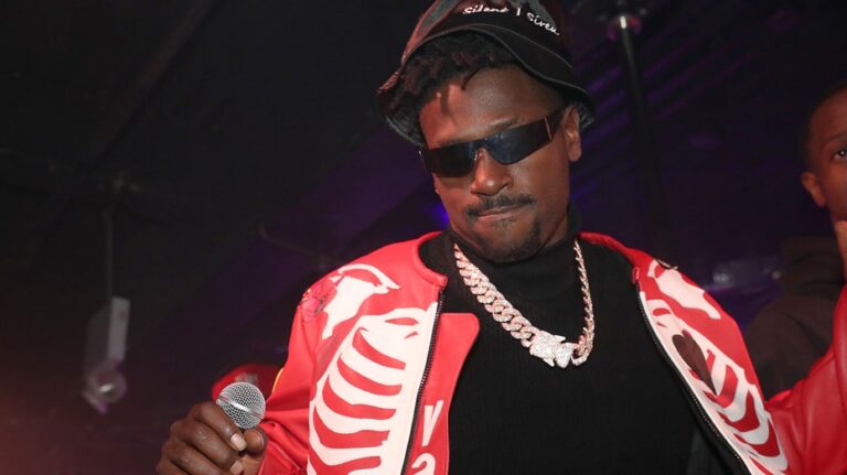 Бывший игрок НФЛ Антонио Браун признает свою невиновность по обвинению в попытке убийства в Майами