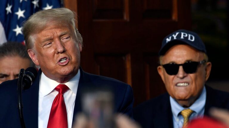 Трамп помиловал ключевых соратников по делу о вмешательстве в выборы 2020 года