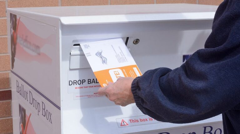 Власти Канзаса предъявили обвинения мэру за голосование без гражданства