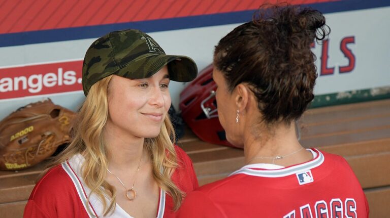 Вдова и мать Тайлер Скаггса дали показания на суде по делу о его смерти