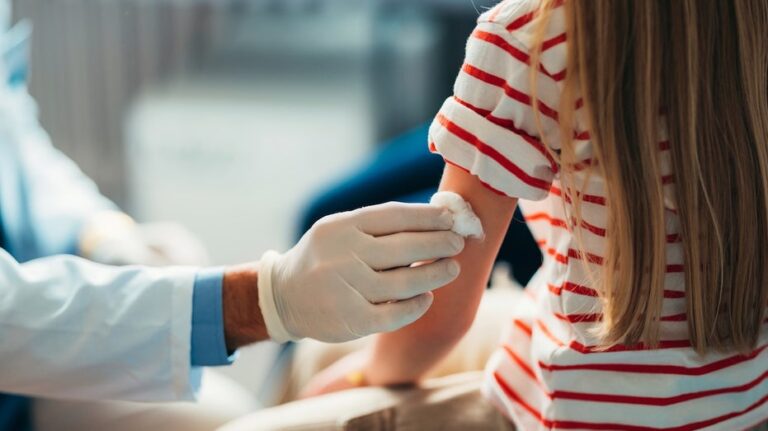 CDC обновил свою позицию по связи между вакцинацией и аутизмом: что изменилось